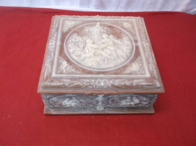 lot 77 image: Jewelry Box