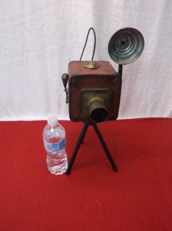 lot 93 image: Decor