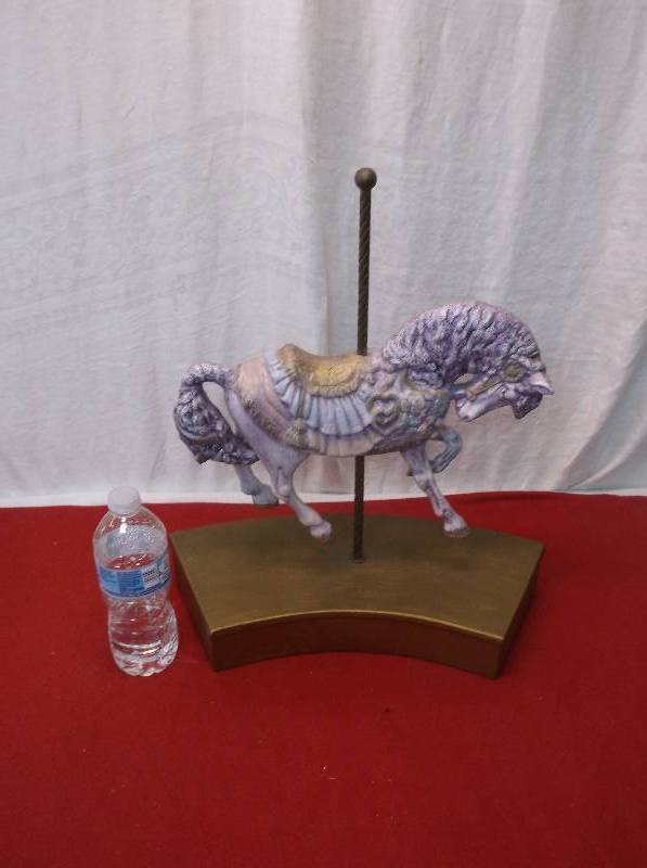 lot 94 image: Decor