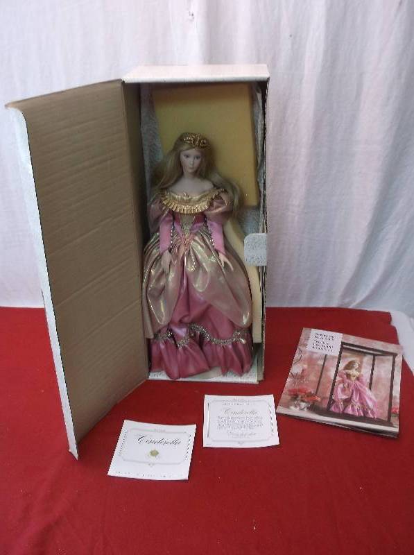 lot 113 image: Collectible