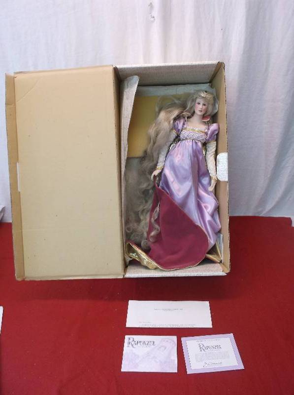 lot 114 image: Collectible