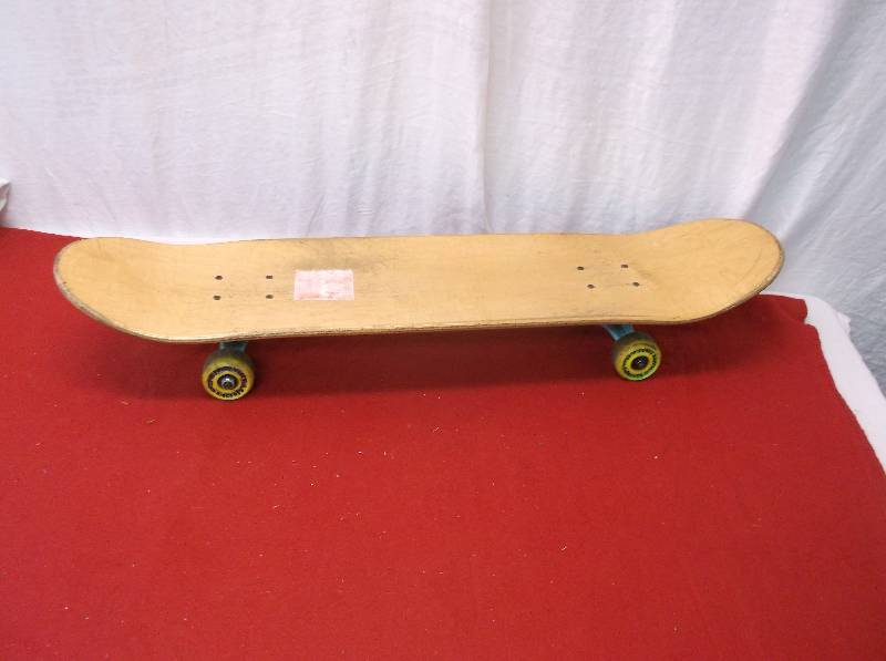 lot 121 image: Skateboard