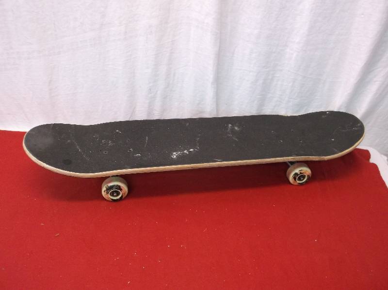 lot 122 image: Skateboard