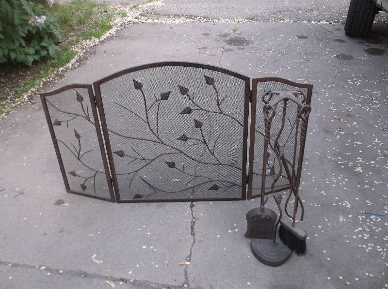 lot 137 image: Fireplace Screen