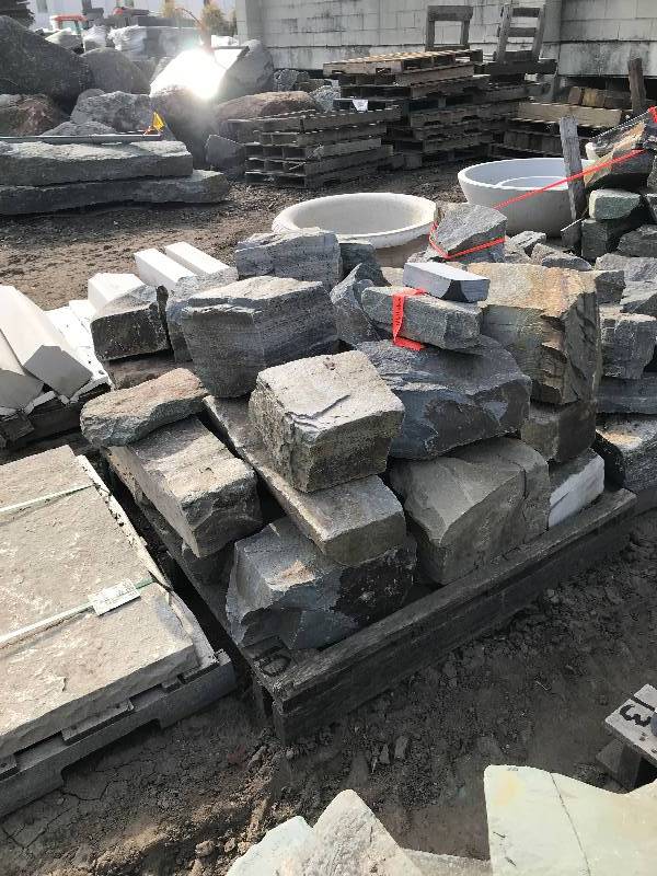 lot 10 image: WALL STONE CHUNKS & PIECES