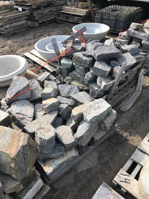 lot 11 image: GRANITE STONE WALL CHUNKS & PIECES