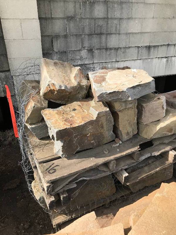 lot 16 image: 2 PALLETS OF CHIEF CLIFF WALL STONE