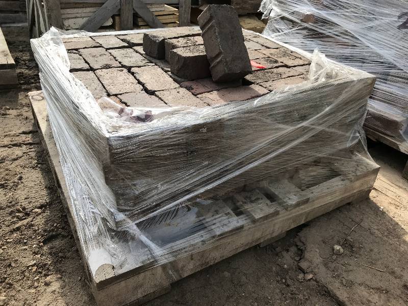 lot 20 image: PALLET LOT OF USED BRICK PAVERS