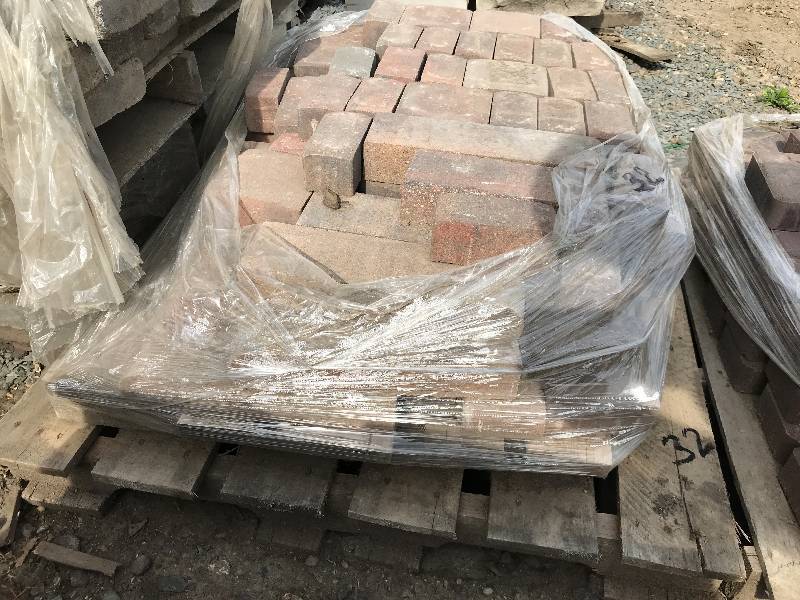 lot 32 image: LOT OF LANDSCAPING PAVERS