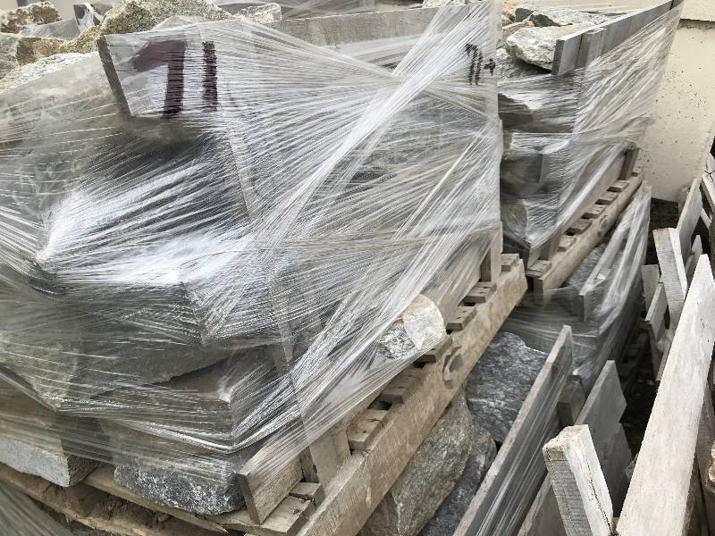 lot 71 image: LARGE QUANTITY OF LANDSCAPING GRANITE CHUNKS