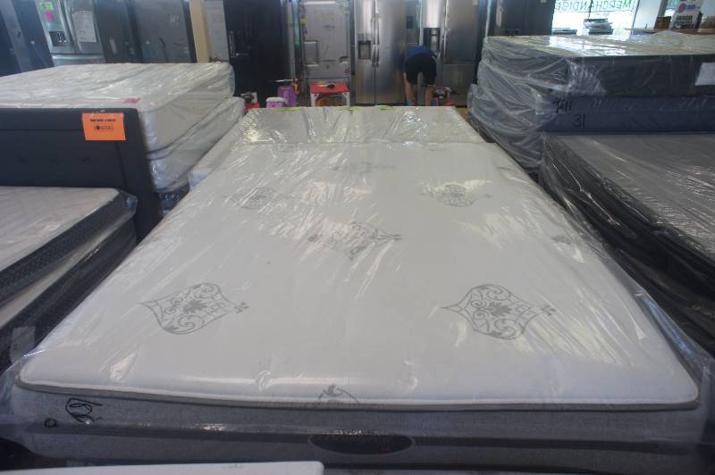 lot 15 image: NEW - QUEEN SIZE - SIMMONS BEAUTYREST - VANDERBILT  - FIRM - QUEEN SIZE MATTRESS    MSRP $1899.99
