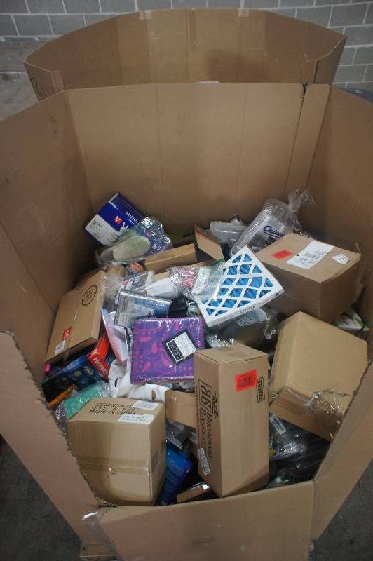 lot 26 image: Pallet of miscellaneous product