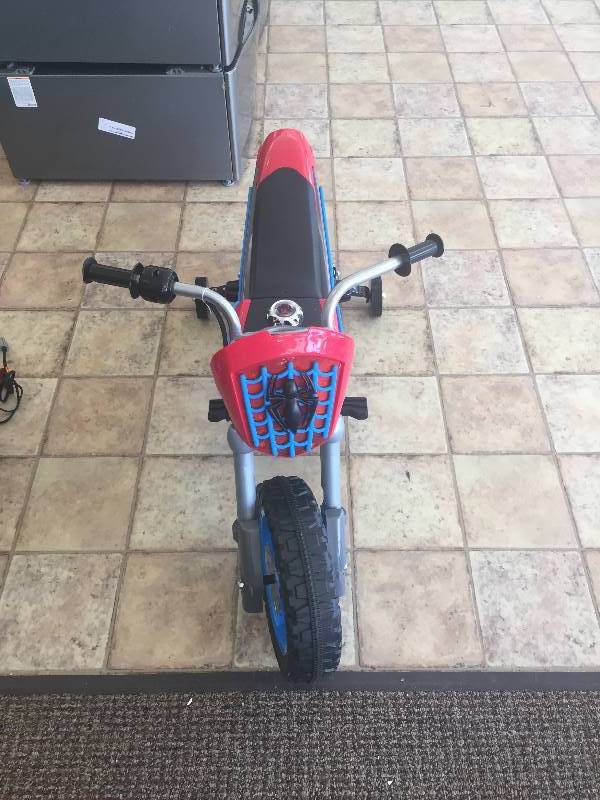 lot 20 image: New Marvel Spider-Man 6-Volt Electric Battery-Powered Ride On Toy