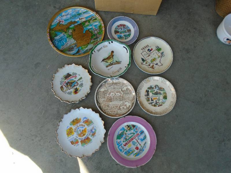 lot 9 image: Vintage Picnic Basket and Dishes