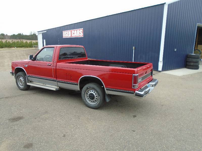 lot 2 image: 1984 GMC S15 Sierra Classic