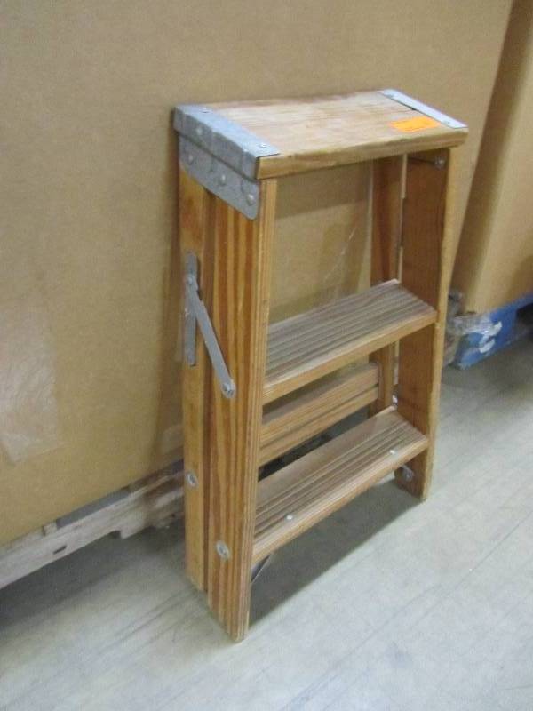lot 1 image: Davidson Wood Step Ladder, 2