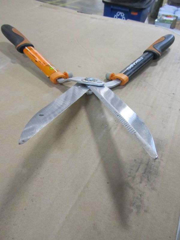 lot 68 image: Fiskars 10 in. Power-Lever GripEase Hedge Shears