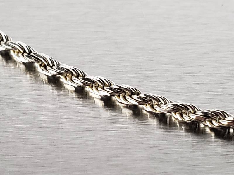 lot 84 image: 14k White Gold Italian 18 Necklace