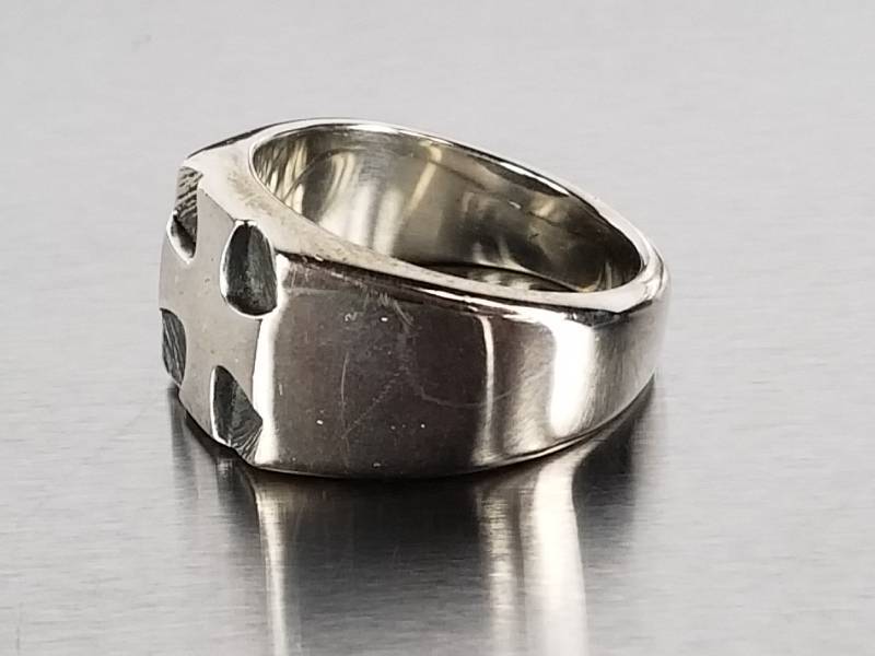 lot 96 image: Mens Sterling Silver James Avery Designer Ring
