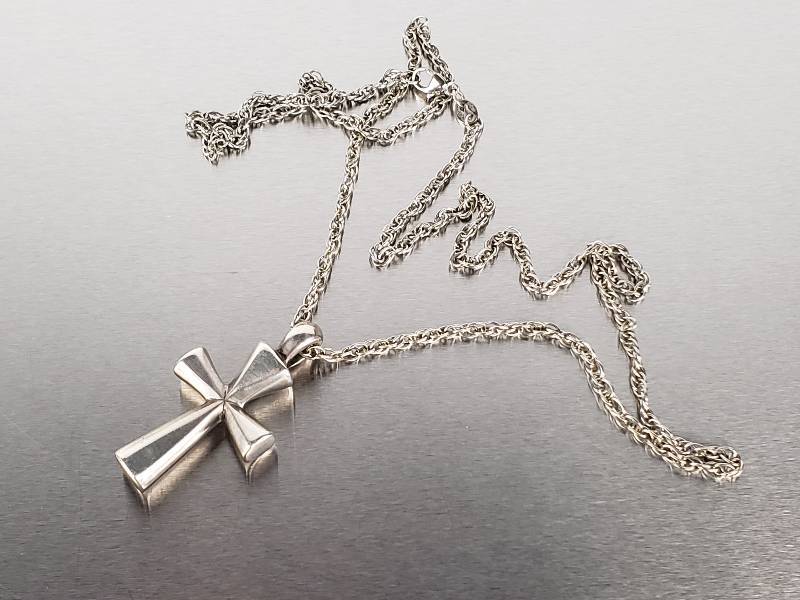 lot 101 image: Mens Sterling Silver Signed James Avery Designer Cross Pendant and 20 Sterling Chain