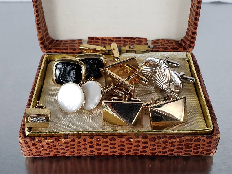 lot 108 image: Group of Mens Cufflinks