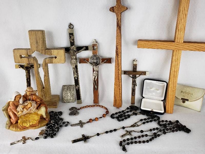 lot 115 image: Group of Rosaries, Crosses, Nativity, etc.