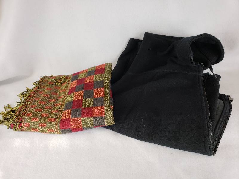 lot 155 image: Mens Ibex XL Wool Vest & Pashima Scarf  Shawl