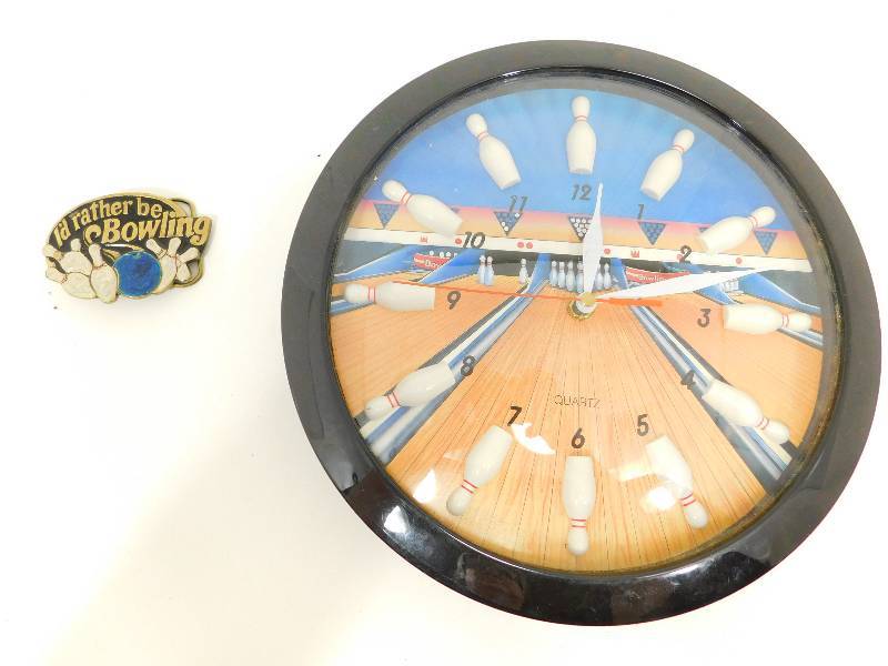 lot 82 image: Battery Operated Bowlers Clock  and Bowlers Belt Buckle