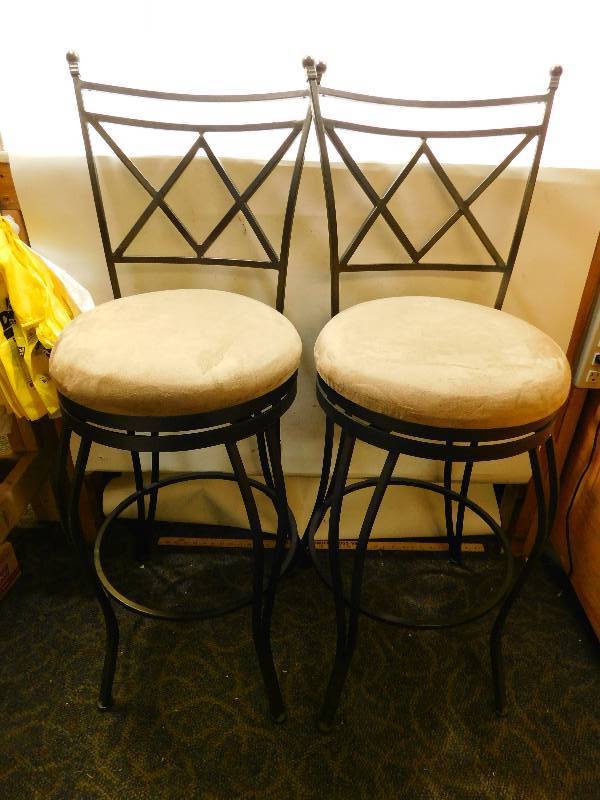 Featured image of post Rod Iron Bar Stool : Plus, you can customize your choice with metal finishes and wrought iron bar stools.