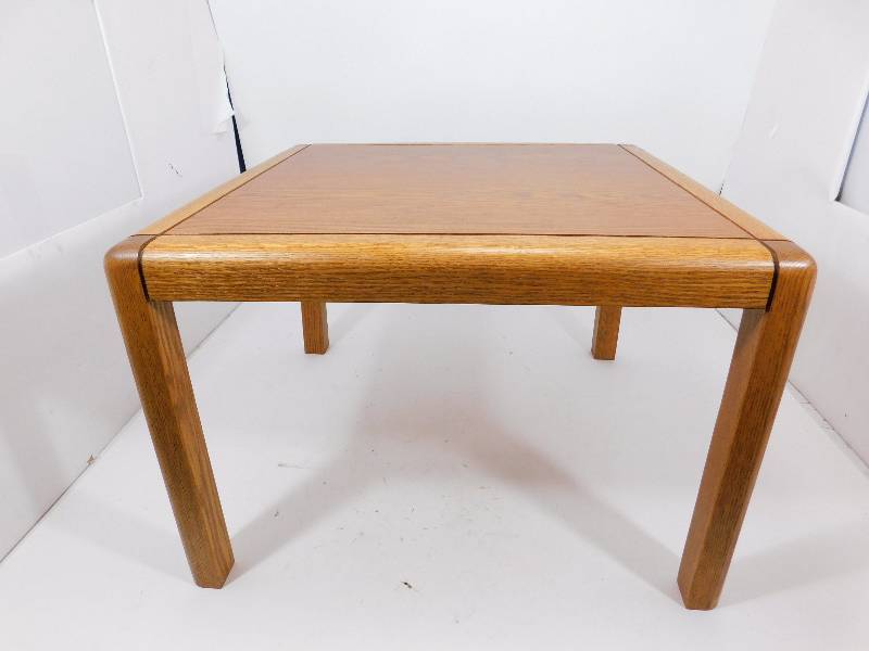 lot 11 image: End Table