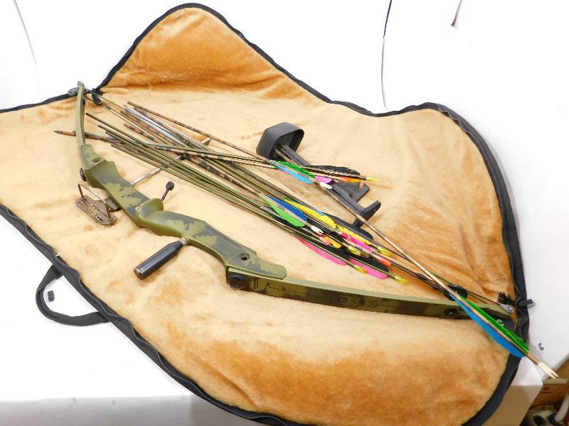 lot 17 image: Camouflaged    Bear Fhur-Hit Compound Bow With 15 Arrows  With  Camouflaged Case
