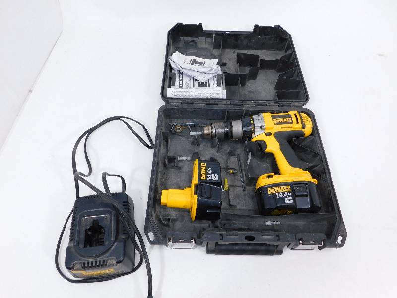 lot 49 image: Dewalt Cordless 14.4 Volt Compact DrillDriver W Charger