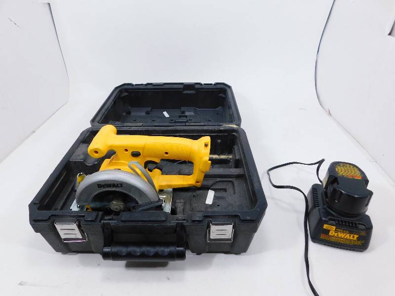 lot 50 image: Dewalt Battery Operated Circular Saw    14.4 Volt
