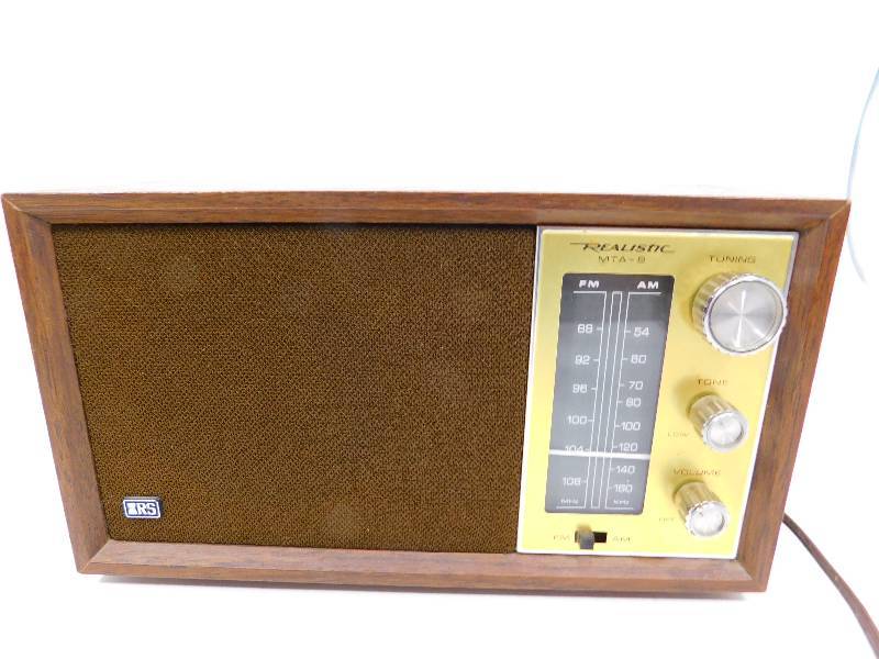 lot 145 image: Vintage Realistic Radio