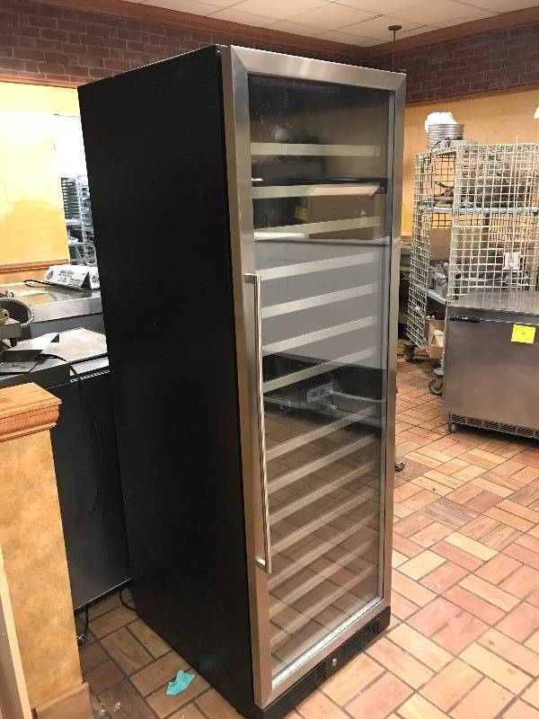 wine cooler 23-12 x 27 x 69 Darby DWL166BLSRH Runs Cools