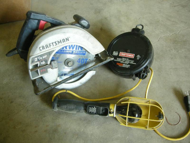lot 21 image: Craftsman Saw and Work Light