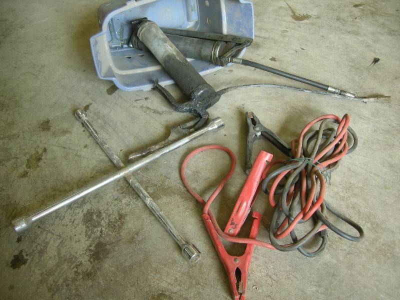 lot 25 image: Grease Guns, Jumper Cables