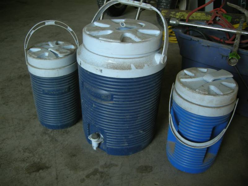 lot 32 image: 3 Rubbermaid Water Jugs