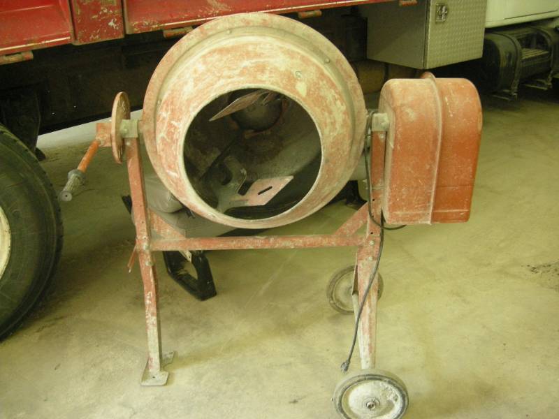 lot 33 image: Electric Cement Mixer