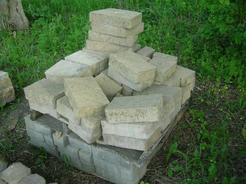 lot 79 image: Pallet of Paver Stones