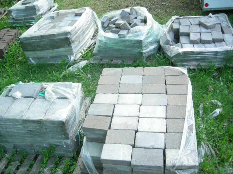 lot 80 image: 5 Pallets Paver Stones