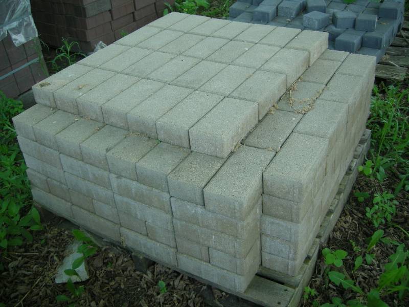 lot 73 image: Tan Paver Stones