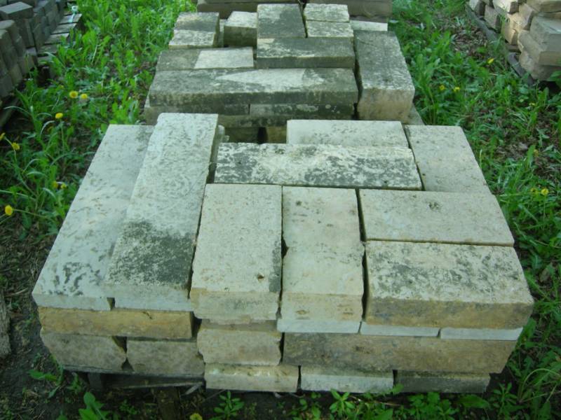 lot 74 image: Ashler Cut and Patterned Limestone Wall Block