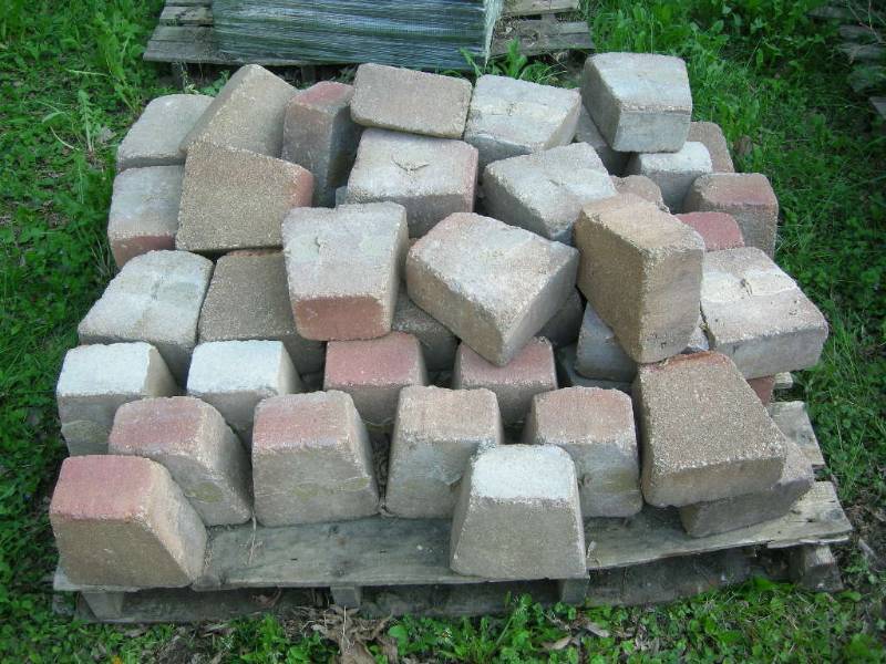 lot 76 image: 36 Fire Pit Stone Set
