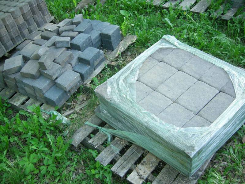 lot 77 image: 2 Pallets Paver Stones