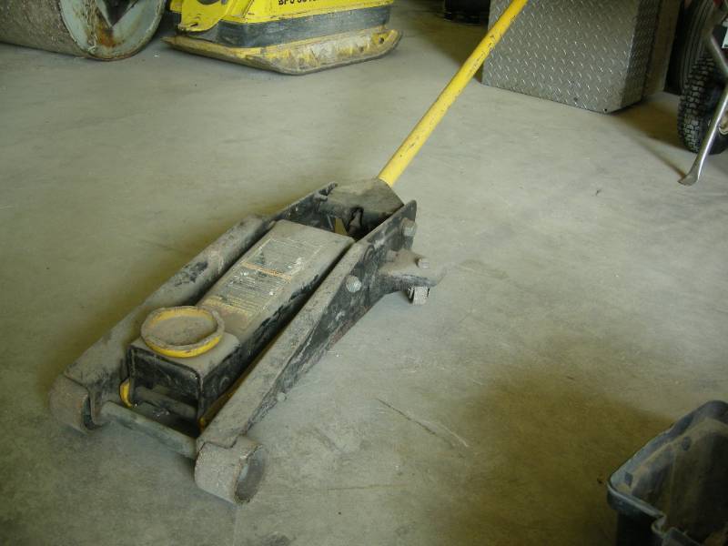lot 10 image: Craftsman Professional Floor Jack
