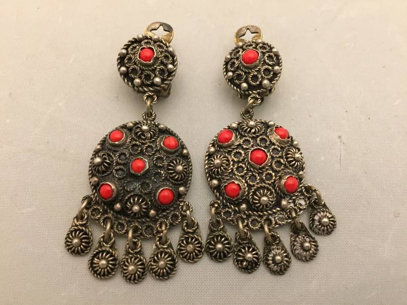 lot 343 image: Vintage Sterling Silver & Coral Dangle Earrings