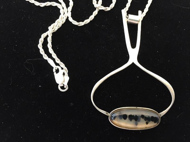 lot 439 image: Sterling Silver Necklace Hand Made Agate