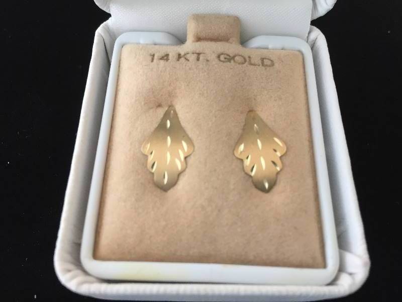 lot 305 image: 14K Gold Pierced Earrings
