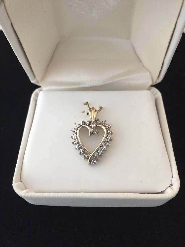 lot 314 image: 10K Gold Heart Pendant